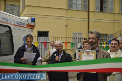 A destra Franco Ravasio con il diploma