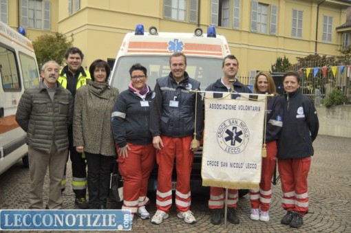 La Croce San Nicolò di fronte all'ambulanza che ha donato