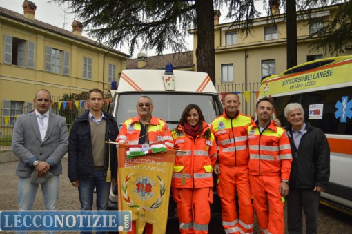 Il Soccorso Bellanese di fronte all'ambulanza che hanno donato 