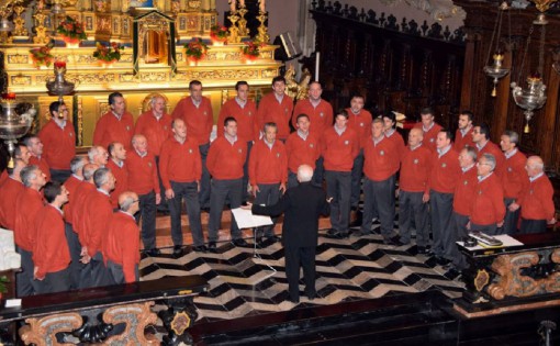 Il Coro Nives di Premana diretto dal maestro Francesco Sacchi durante il concerto tenuto nella chiesa arcipretale di San Lorenzo a Mandello.