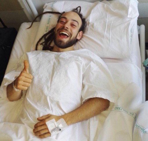 Dario Lococciolo sorridente in ospedale dopo la caduta
