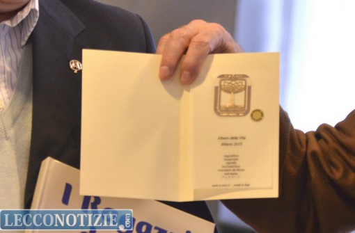 Il premio speciale donato all'avisino che ha raggiunto 200 donazioni