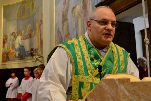 Don Massimo durante la messa di saluto oggi nella chiesa parrocchiale di Somana.