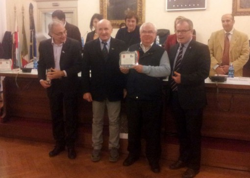 Alfredo Polvara premiato, alla sua destra il presidente Fontana e Renato ilani di Telethon