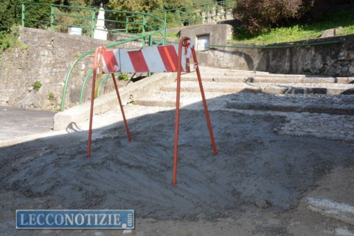 La gettata di cemento sulla storica scalinata del santuario durante i lavori