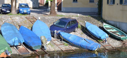 La Ford ferma contro le barche ormeggiate in piazza Approdo Mulini a Mandello.