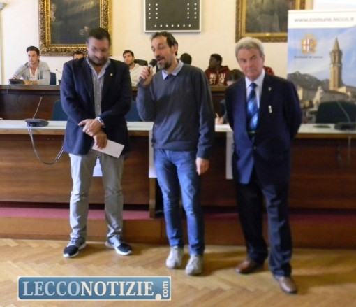 I rappresentanti delle associazioni ricevono le tessere per lo stadio donate da Battazza