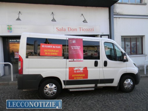 Il furgone della "Carovana Internazionale Antimafie" parcheggiato di fronte alla sala Ticozzi