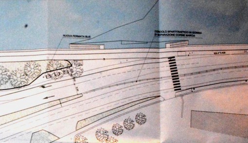 Il cordolo in via Roma a dividere le due corsie e l'area per la fermata dei bus