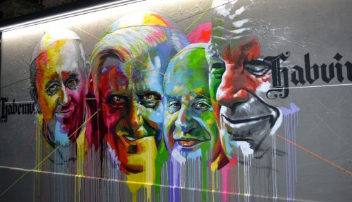 Il murales dei Papi realizzato da Afranc sul muro esterno di "Casa don Guanella" a Lecco.