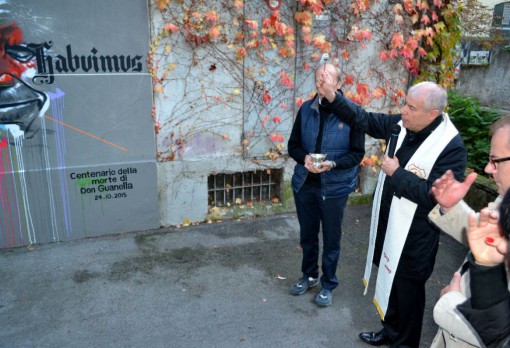 Monsignor Maurizio Rolla, vicario episcopale, benedice il murales dei Papi. Al suo fianco, don Agostino Frasson.