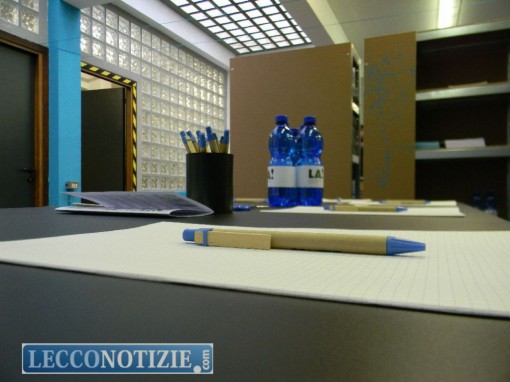 Uno dei tavoli sistemati nella sala di Laboratorio Aperto