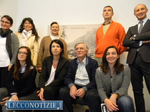 Luigi Erba con i promotori e gli organizzatori della mostra "L'altrove qui"