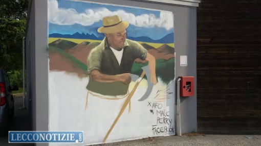 Lavori in corso per abbellire la struttura in cui si trova il mercato agricolo