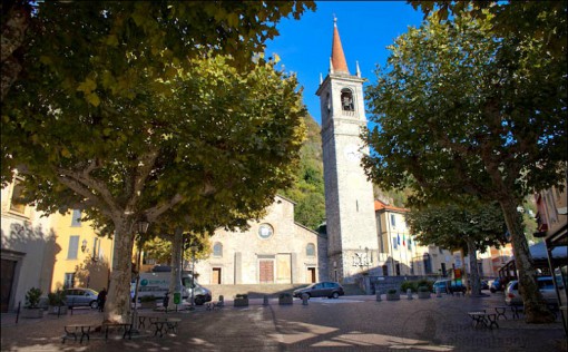 I platanei nella centralissima piazza San Giorgio di Varenna nella loro rigogliosa versione estiva...