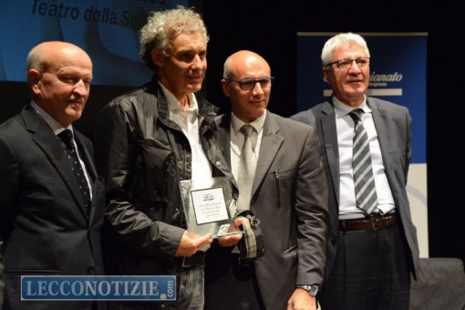 Il prof. Carzaniga riceve il premio per i propri alunni