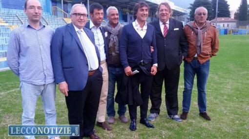 Luciano De Paola con lo staff e la dirigenza del Lecco