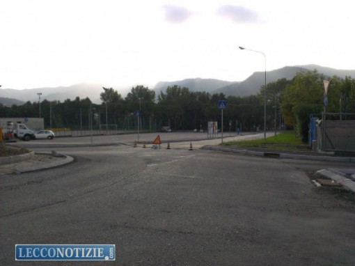 l'imbocco per il viale del Lavello chiuso al traffico, fa confluire verso la tangenzialina