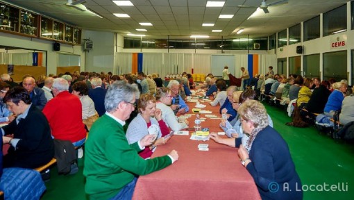 I partecipanti al torneo di burraco svoltosi nel fine settimana al centro sportivo comunale di Pramagno, a Mandello (foto Alberto Locatelli).