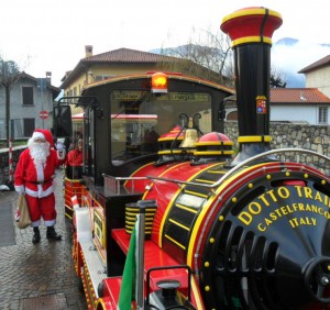 trenino_Babbo-Natale_Mandello (2)