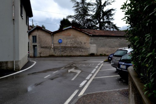 Scendendo da via Fratelli Pini verso via G.B. Zucchi si potrà svoltare anche a destra.