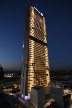 2015-10-23 Madonnina Torre Allianz notturna