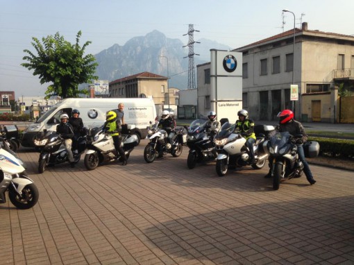 I soci del club in partenza davanti alla sede