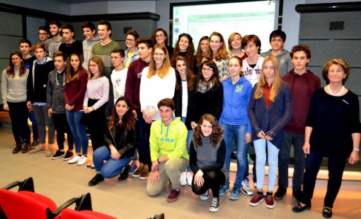 Foto di gruppo per gli studenti che a Mandello hanno ricevuto le borse di studio intitolate alla memoria dell'ingegner Luigi Buzzi.