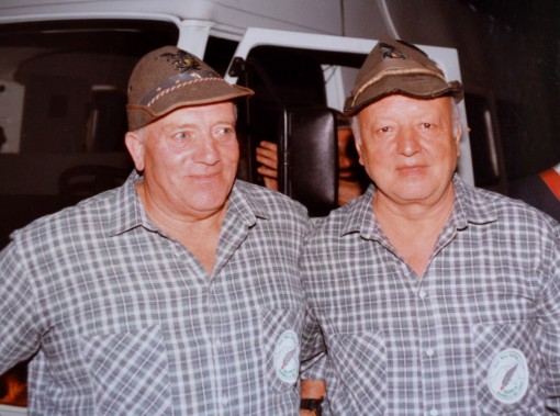 Luigi Conato (a destra) in una foto che lo ritrae con Renzo Comnpagnoni, che fu capogruppo delle penne nere mandellesi e tra i fondatori del Soccorso.