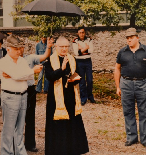 E' il 1979: viene benedetta in via Manzoni a a Mandello l'autorimessa che accoglierà gli automezzi del Soccorso degli alpini.