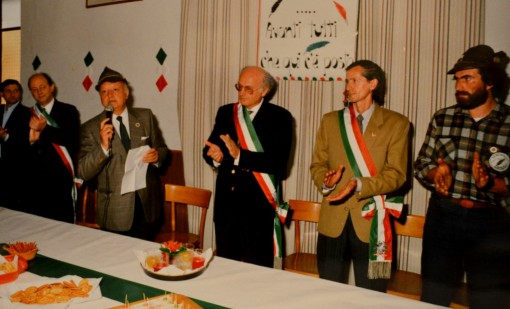 Giugno 1990: a Mandello viene festeggiato il decennale del Soccorso degli alpini.