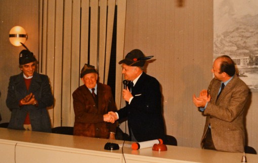 Un 'altra immagine d'archivio: al Soccorso degli alpini viene consegnato il Premio di bontà Notte di Natale 1981.