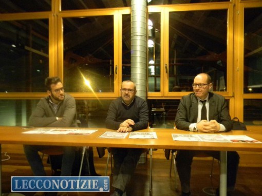 Federico Gatto, rappresentante del Comitato Commercianti del Centro, Beppe Castelnuovo, della Cosulta Commercio, e Marco Piazza, assessore al Commercio, presentano le iniziative di Valmadrera per il periodo natalizio