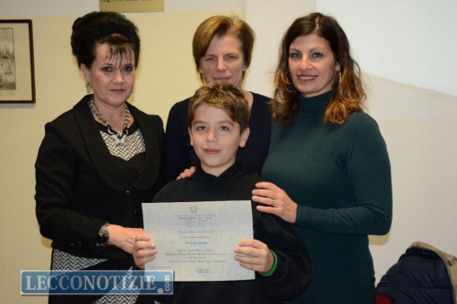 Il fratellino Gabriel e Monica Besana ritirano l'attestato dedicato ad André