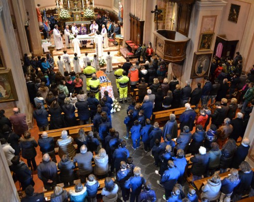Chiesa parrocchiale di Abbadia Lariana gremita, oggi, per l'estremo saluto a Michele Barra, morto a soli 10 anni.