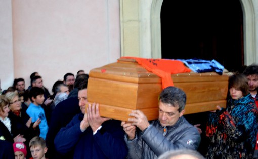 La bara di Michele, con sopra le maglie del Lecco e del Centro Sport Abbadia, lascia la chiesa di San Lorenzo.