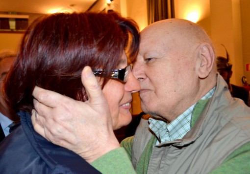 Luigi Conato abbraccia al teatro San Lorenzo di Mandello la madre dell'alpino Luigi Pascazio, ucciso nel 2010 da una bomba in Afghanistan. E' il mese di giugno del 2013.