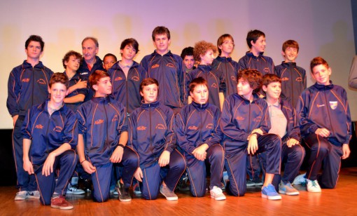 Un gruppo di giovani atleti premiati lo scorso anno a Mandello in occasione della Festa dello sport.