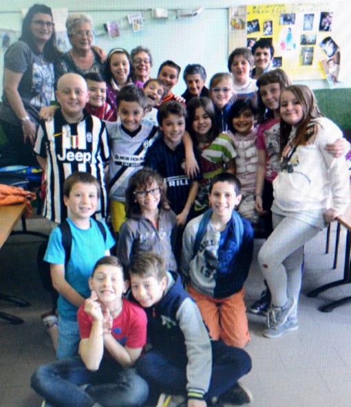 Gli alunni della classe IV di Abbadia Lariana in una foto dello scorso maggio. Michele è il primo a sinistra, in seconda fila partendo dall'alto, con la maglia bianconera della Juventus.