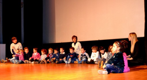Sul palco del cineteatro comunale di Mandello i bimbi della scuola dell'infanzia di Olcio.