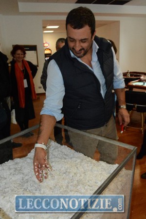 L'assessore Gheza, getta il coriandolo rosso tra dieci milioni di coriandoli bianchi