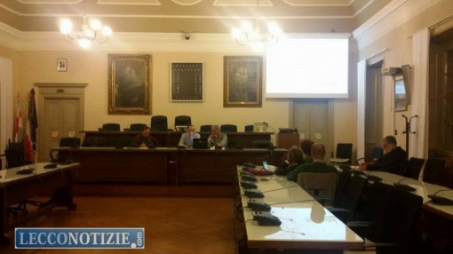 L'assessore Corrado Valsecchi e i consiglieri comunali riuniti a Palazzo Bovara
