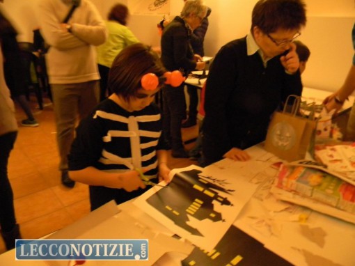 I piccoli impegnati nei laboratori artistici