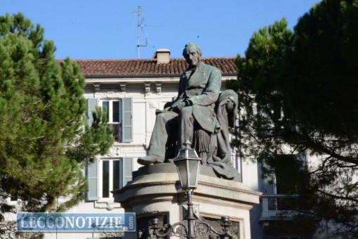 monumento  statua manzoni (1)