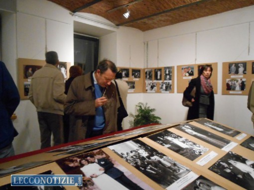 il sindaco Cesare Valsecchi mentre visita la mostra