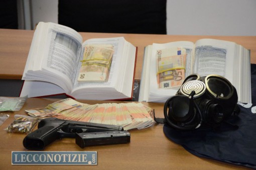 La pistola, i soldi nascosti nei libri ed una maschera a gas sequestrati nella villa di famiglia dell'arrestato