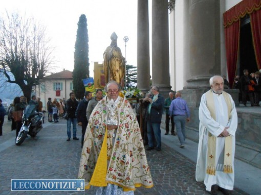 la processione guidata dall'Arciprete don Giancarlo