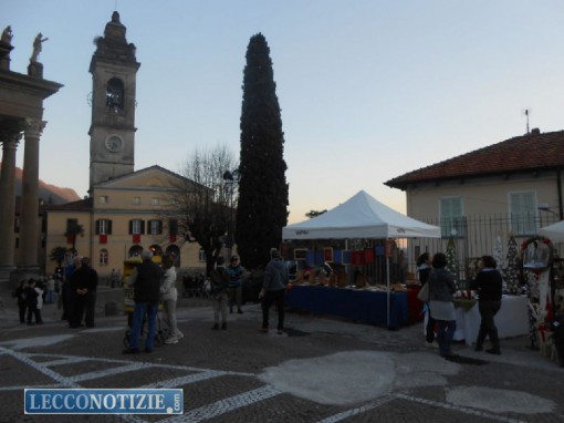 le bancarelle nella piazza dell'oratorio