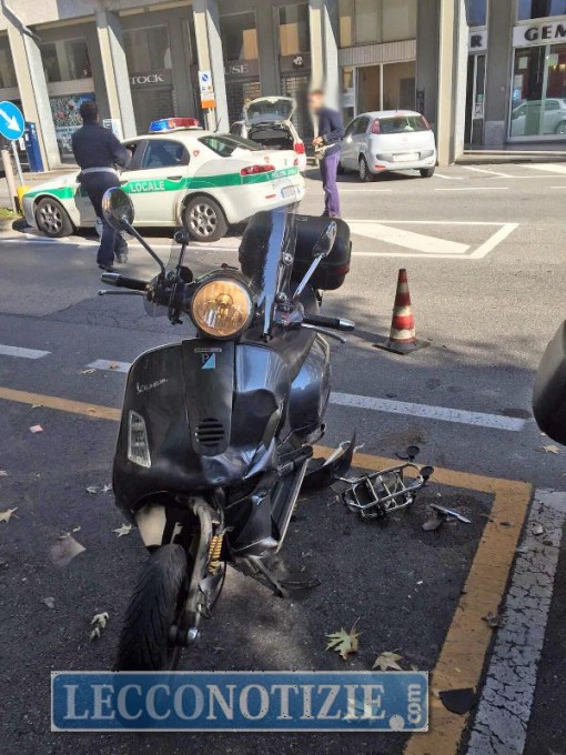 schianto auto vespa via oggiono lecco (1)