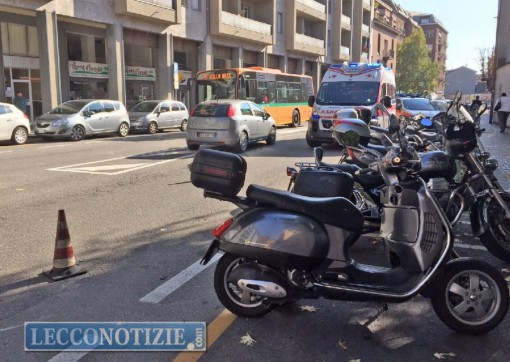 schianto auto vespa via oggiono lecco (6)